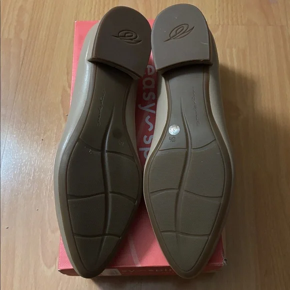 Easy Spirit Women's Beige Flats - Picture 7 of 11